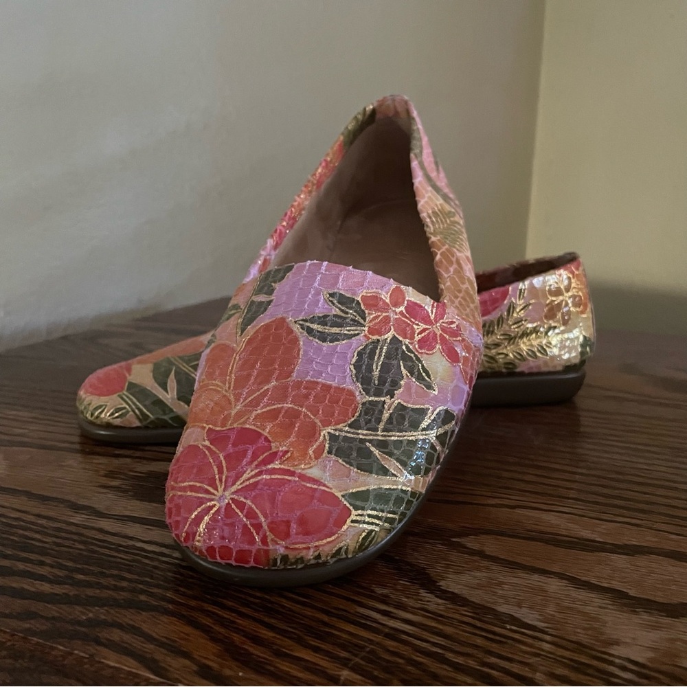 AEROSOLES Pink and Gold Floral Loafers